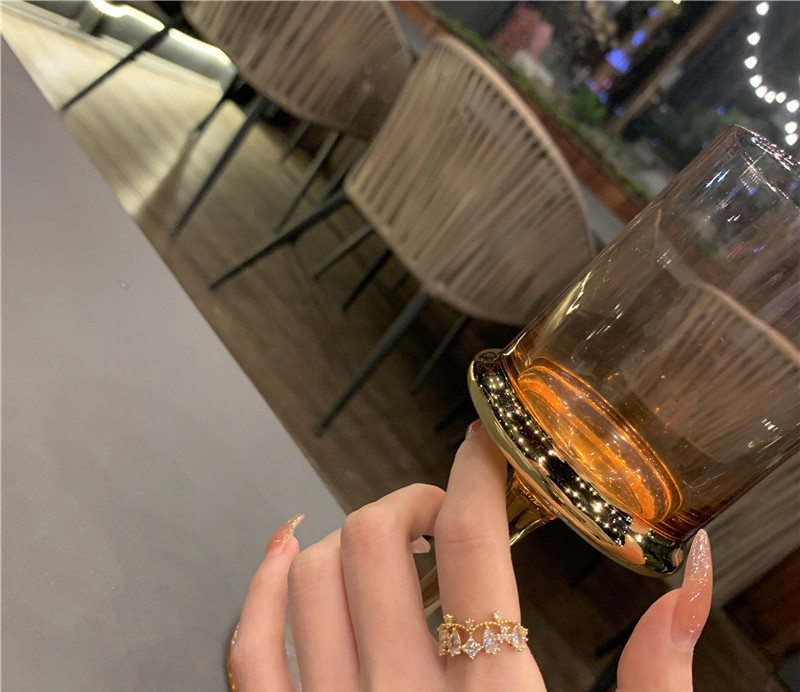 Elegáns női széles modellgyűrű kövekkel