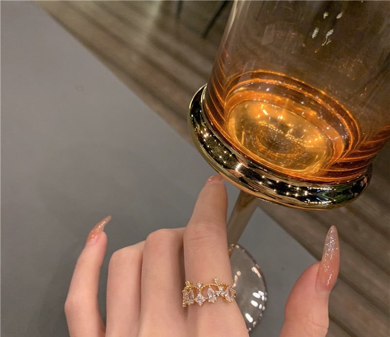 Elegáns női széles modellgyűrű kövekkel