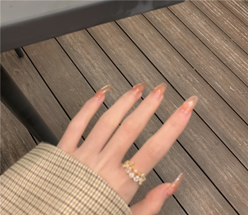 Elegáns női széles modellgyűrű kövekkel