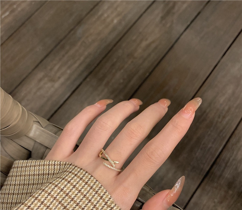 Γυναικείο μοντέρνο λεπτό δαχτυλίδι με πέτρες