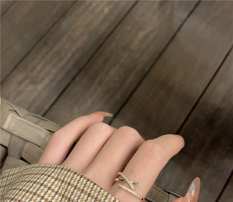 Γυναικείο μοντέρνο λεπτό δαχτυλίδι με πέτρες