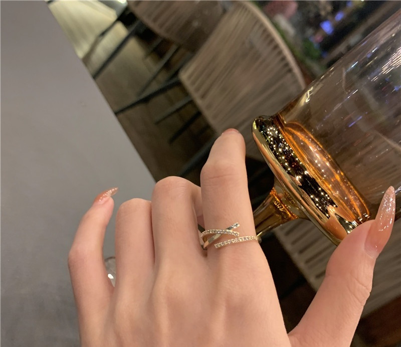 Γυναικείο μοντέρνο λεπτό δαχτυλίδι με πέτρες