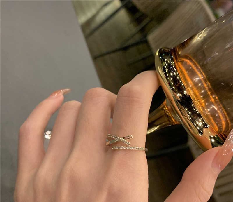 Γυναικείο μοντέρνο λεπτό δαχτυλίδι με πέτρες