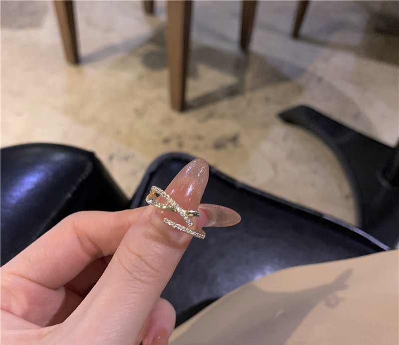 Γυναικείο μοντέρνο λεπτό δαχτυλίδι με πέτρες