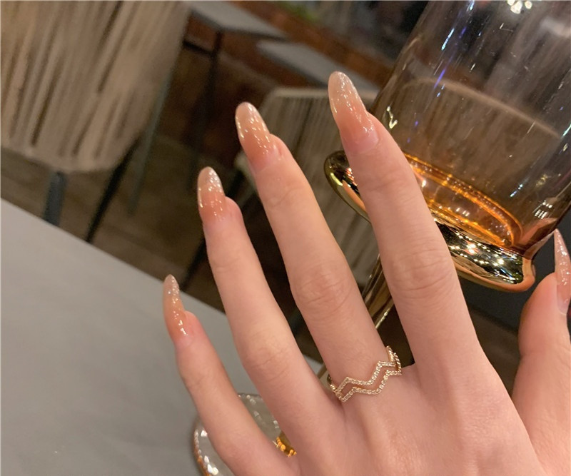 Kaasaegne naiste vabaaja kividega sõrmus