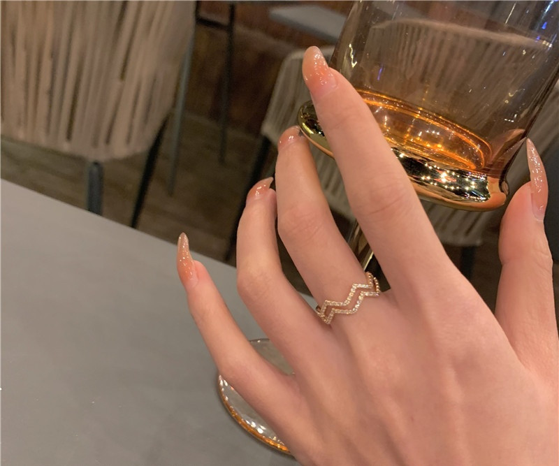 Kaasaegne naiste vabaaja kividega sõrmus