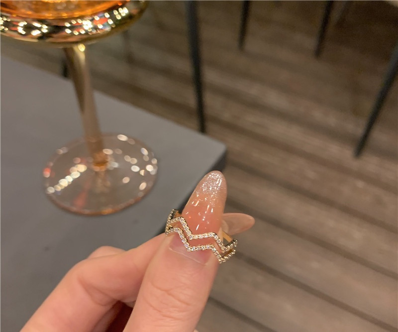 Kaasaegne naiste vabaaja kividega sõrmus