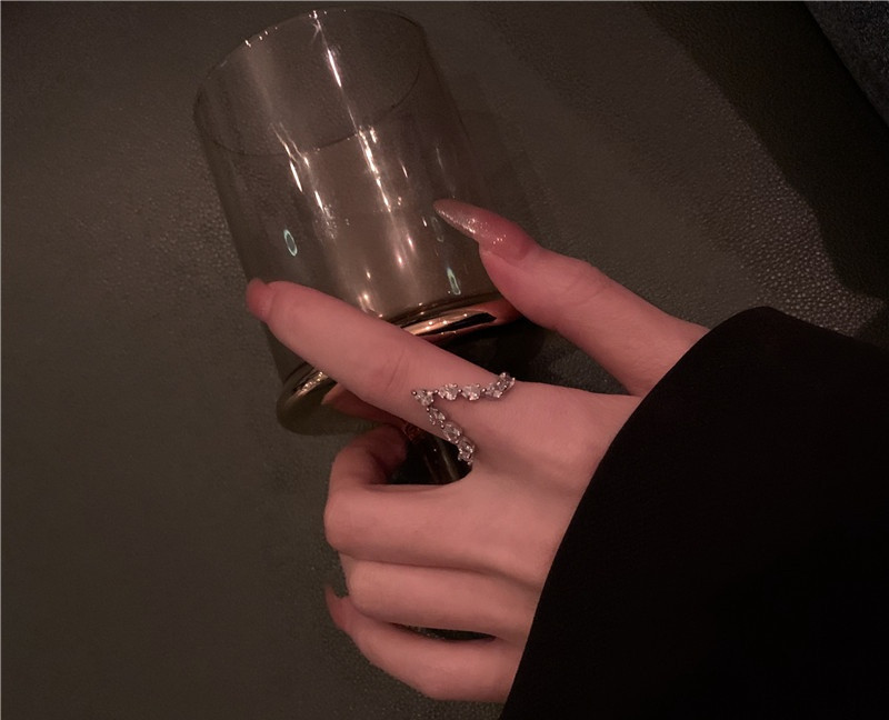 Hétköznapi női gyűrű, vékony mintás kövekkel