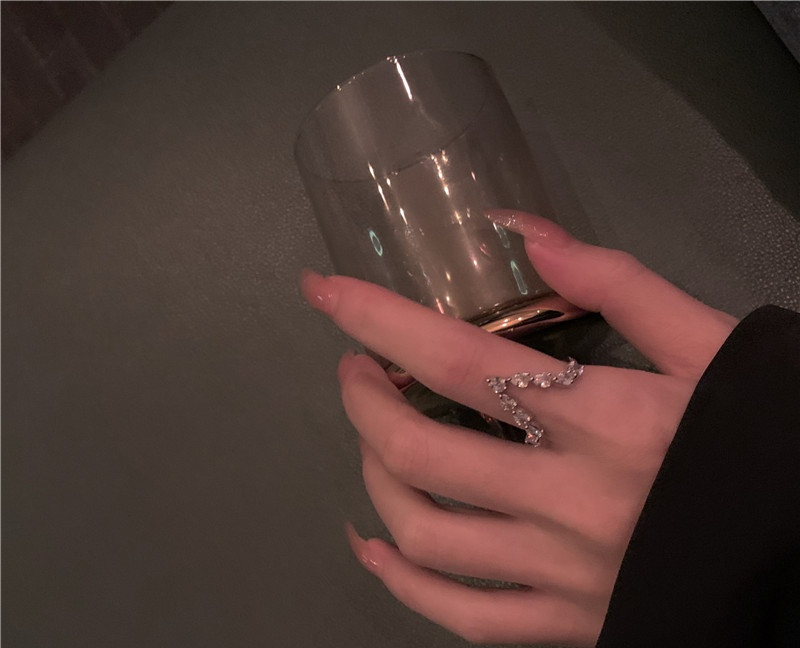 Hétköznapi női gyűrű, vékony mintás kövekkel