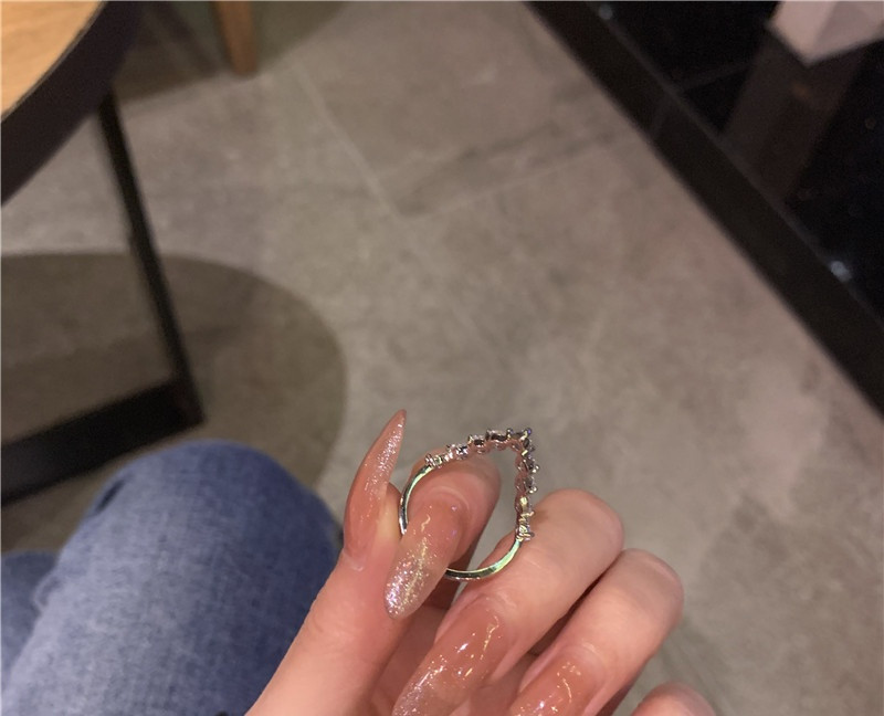 Hétköznapi női gyűrű, vékony mintás kövekkel