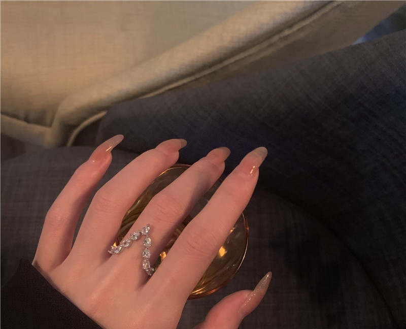 Hétköznapi női gyűrű, vékony mintás kövekkel