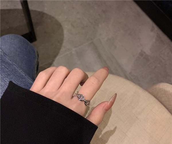 Naiste sõrmuse tavaline mudel