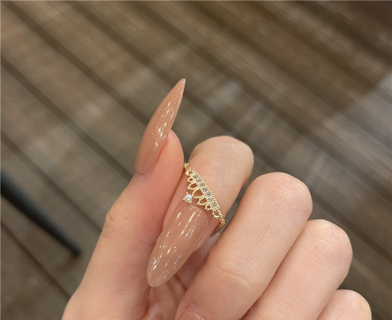 Igapäevane naiste sõrmus keti ja kividega