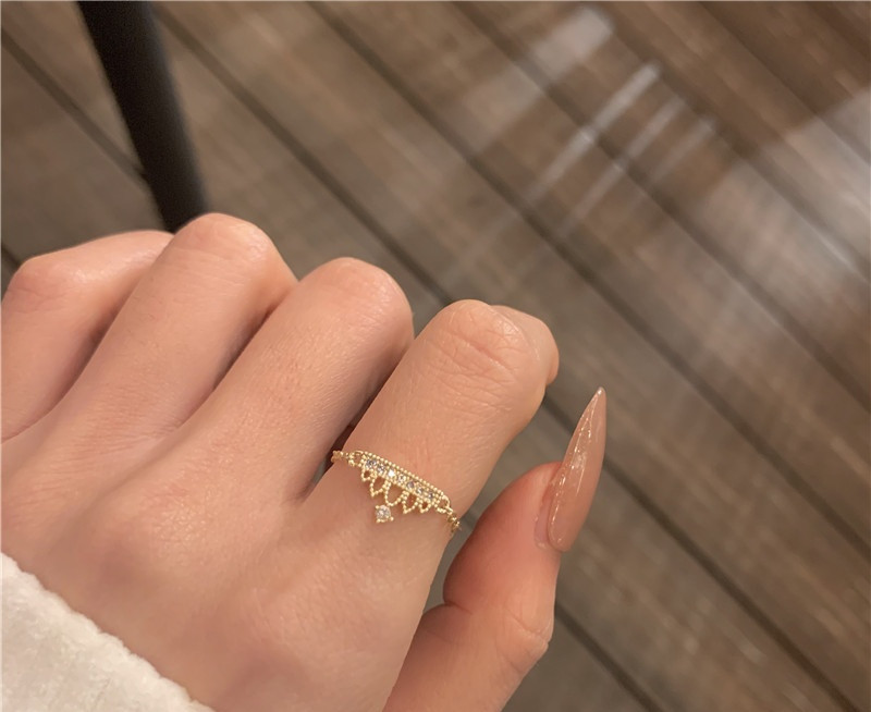 Igapäevane naiste sõrmus keti ja kividega