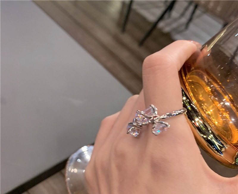 Kaasaegne naiste sõrmus paela ja dekoratiivkividega