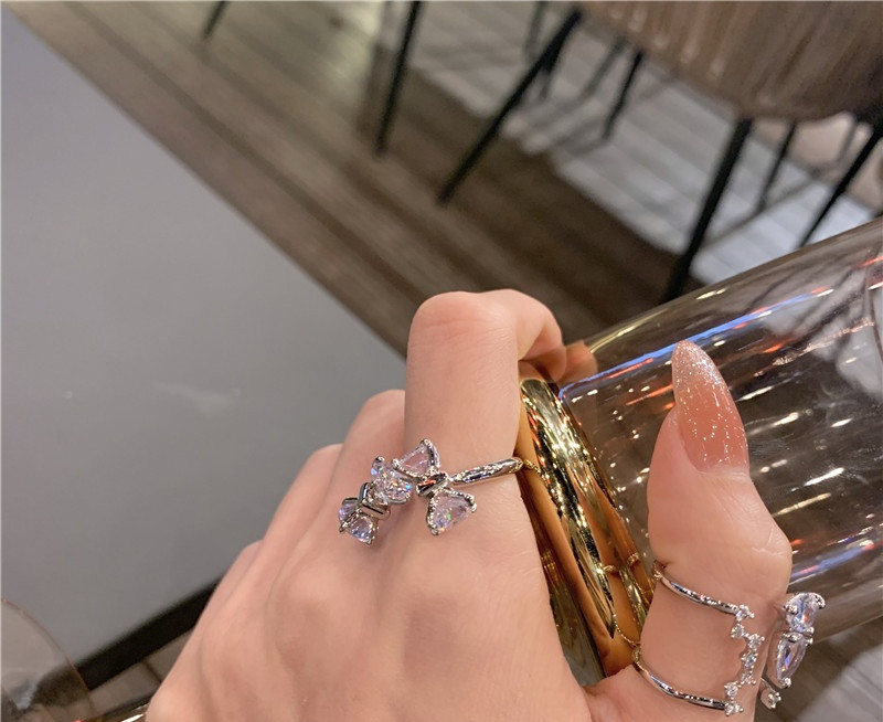 Kaasaegne naiste sõrmus paela ja dekoratiivkividega