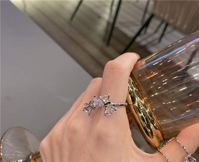 Kaasaegne naiste sõrmus paela ja dekoratiivkividega