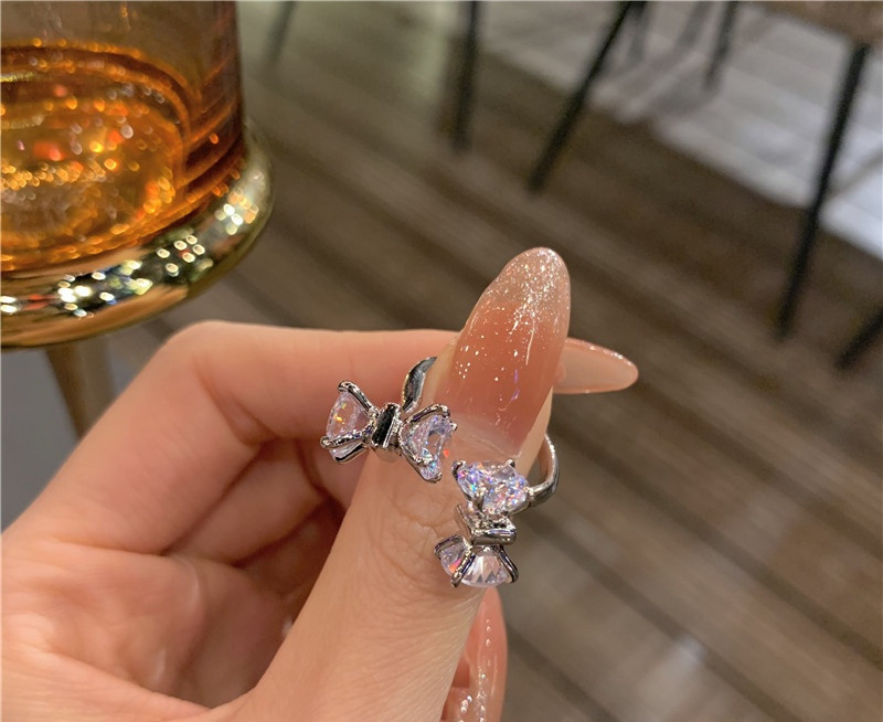 Kaasaegne naiste sõrmus paela ja dekoratiivkividega