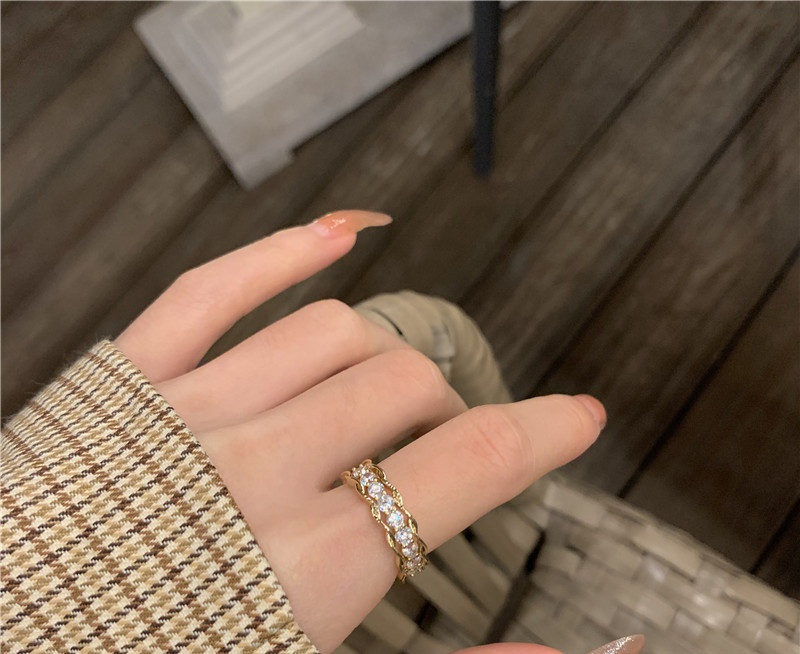 Naiste elegantne sõrmus, õhuke dekoratiivkividega mudel