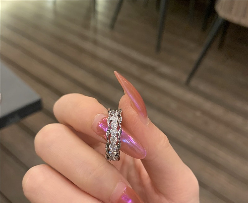 Naiste elegantne sõrmus, õhuke dekoratiivkividega mudel