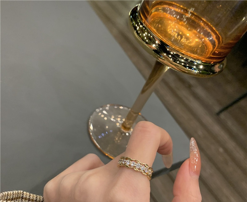 Naiste elegantne sõrmus, õhuke dekoratiivkividega mudel