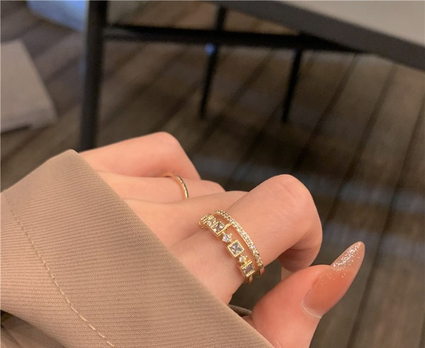 Stiilne naiste sõrmuse lai dekoratiivkividega mudel