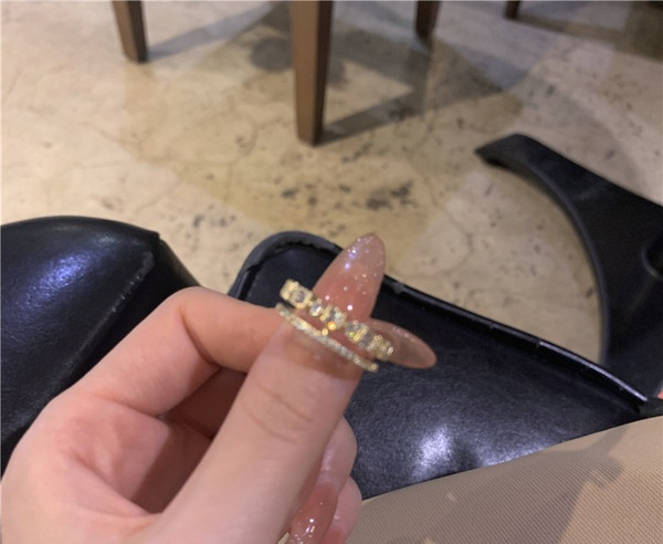 Stiilne naiste sõrmuse lai dekoratiivkividega mudel