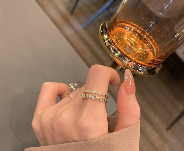 Stiilne naiste sõrmuse lai dekoratiivkividega mudel