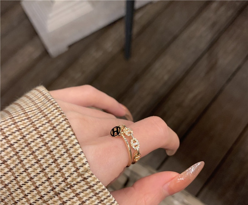 Moodne naiste sõrmus dekoratiivkivide ja ripatsiga