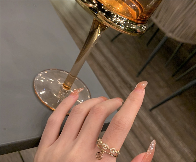 Moodne naiste sõrmus dekoratiivkivide ja ripatsiga