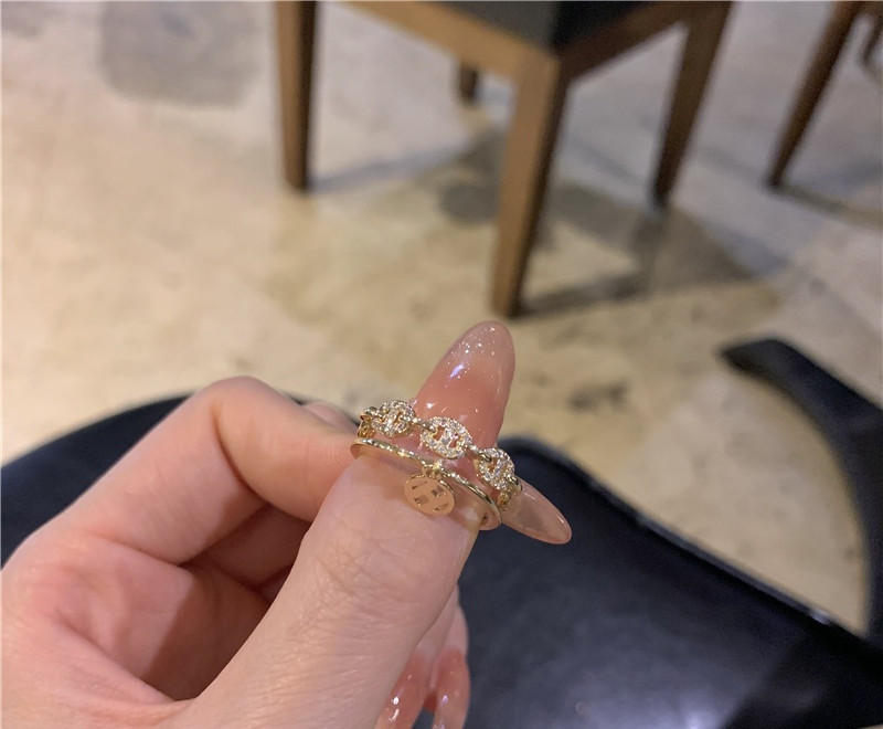 Moodne naiste sõrmus dekoratiivkivide ja ripatsiga