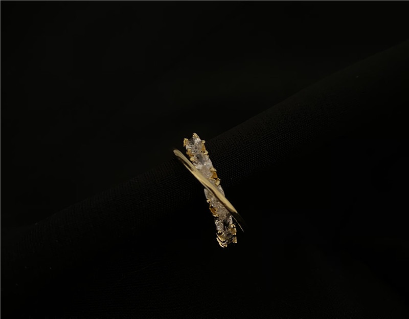 Elegantne naiste õhuke kivikestega sõrmus