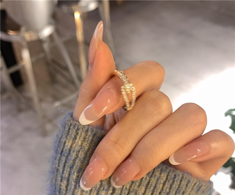 Ženski svakodnevni prsten jednobojni model s kamenčićima