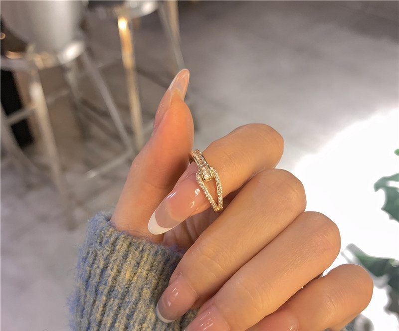 Дамски ежедневен пръстен изчистен модел с камъни