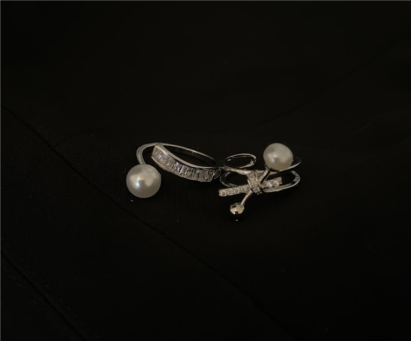 Női topikus gyűrű két modellben, díszgyönggyel