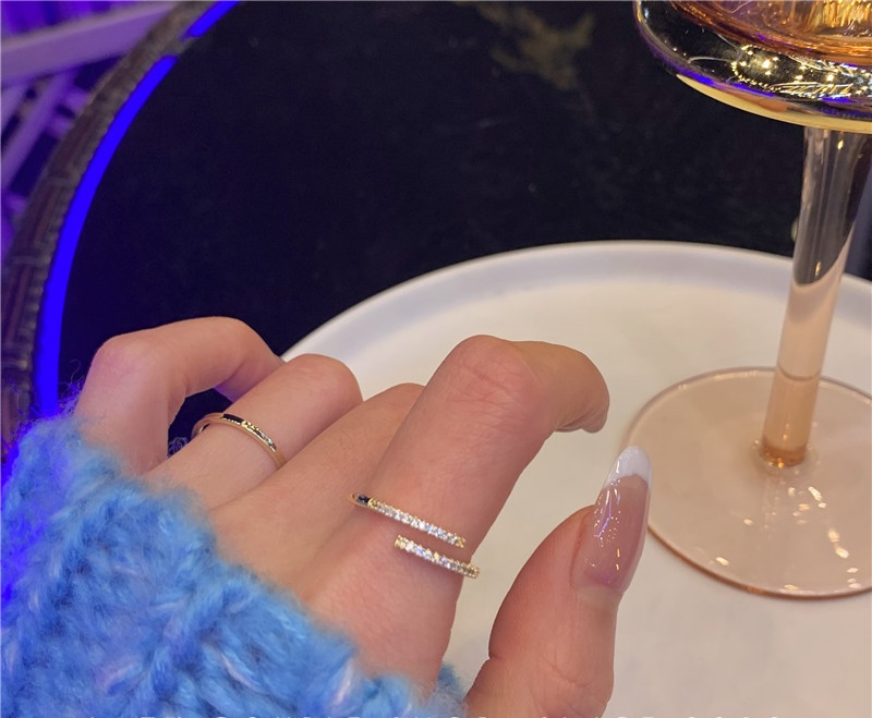 Stiilne naiste sõrmuse sale mudel dekoratiivkividega