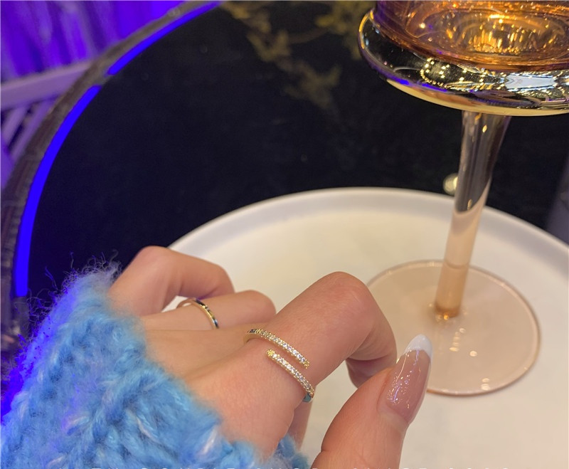 Stiilne naiste sõrmuse sale mudel dekoratiivkividega