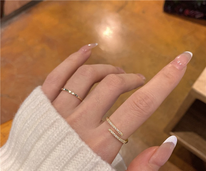 Stiilne naiste sõrmuse sale mudel dekoratiivkividega