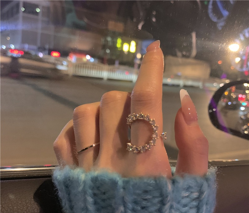 Praegune naiste sõrmuse laiune dekoratiivkividega mudel