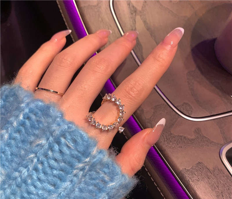 Praegune naiste sõrmuse laiune dekoratiivkividega mudel