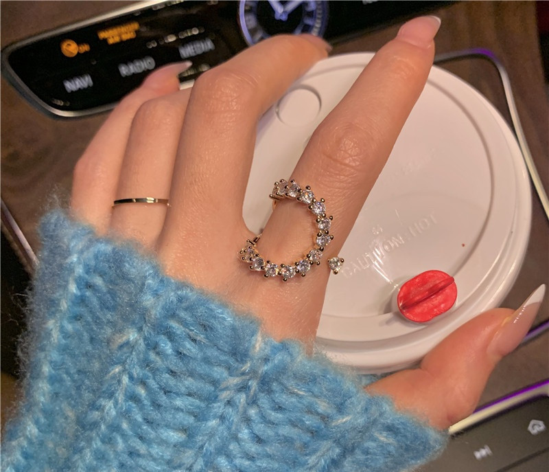 Praegune naiste sõrmuse laiune dekoratiivkividega mudel