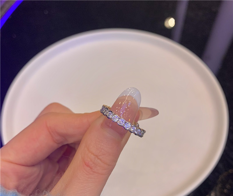 Modern női gyűrűs karcsú modell díszkövekkel