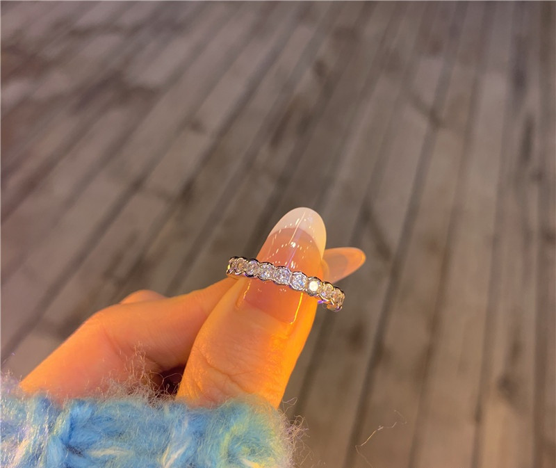 Modern női gyűrűs karcsú modell díszkövekkel