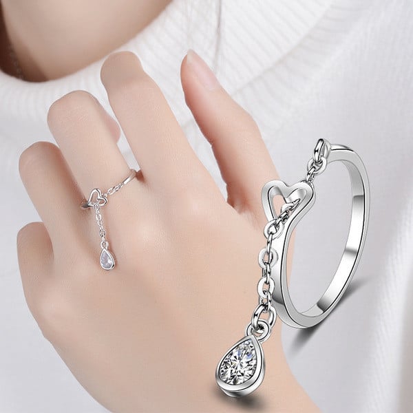 Moteriškas modernus žiedas su širdele ir pakabuku