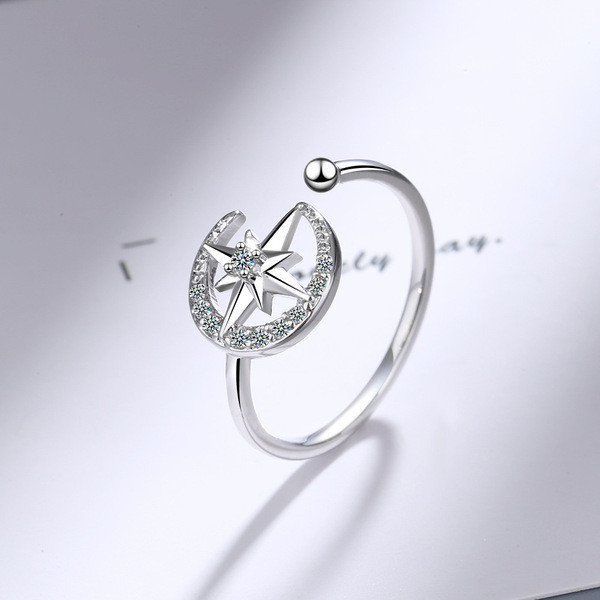 Modern női gyűrű csillaggal és kövekkel