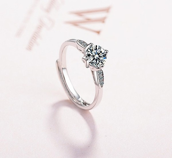 Elegáns női gyűrűs karcsú modell