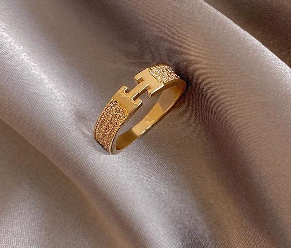 Modern női gyűrű széles modell díszkövekkel