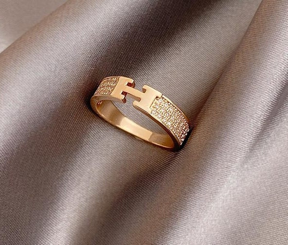 Modern női gyűrű széles modell díszkövekkel