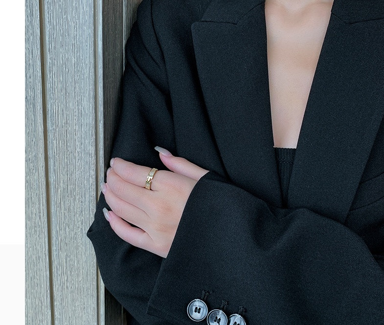 Modern női gyűrű széles modell díszkövekkel