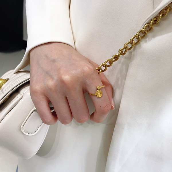 Naiste igapäevane sõrmuseline lillega mudel